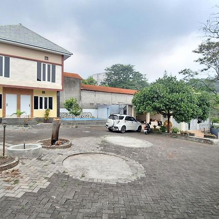 Villa Bukit Bunga Syariah Redpartner Pacet Mojokerto Экстерьер фото