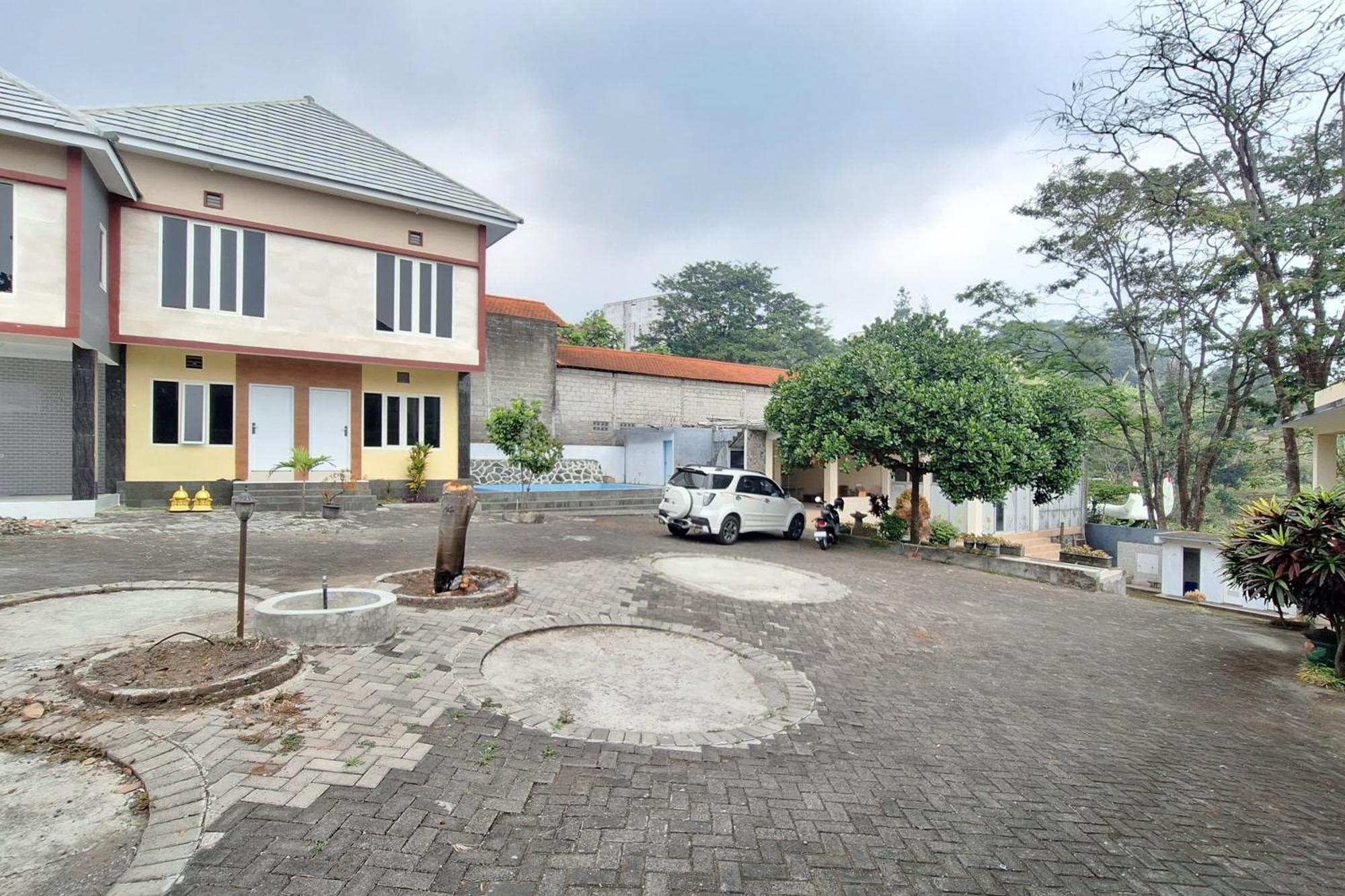 Villa Bukit Bunga Syariah Redpartner Pacet Mojokerto Экстерьер фото