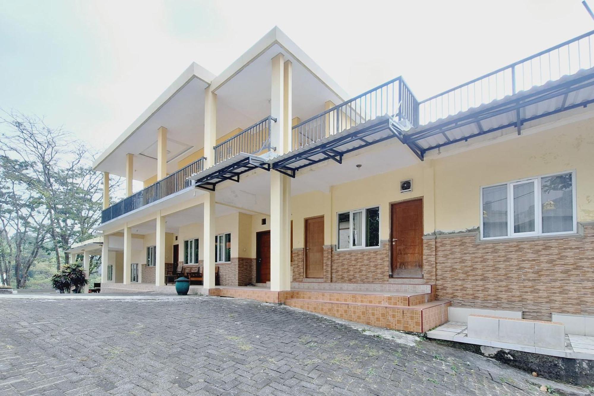 Villa Bukit Bunga Syariah Redpartner Pacet Mojokerto Экстерьер фото